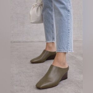 VINCE GENUINE LEATHER BENITA, CYPRESS LE Wedge Mules Slip-On
Styling Sz 8